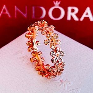 Authentic pandora daisy ring size 8 comes with dust bag 💜💎❤️💜💎💜❤️🤍🌸🌺🦩🦩